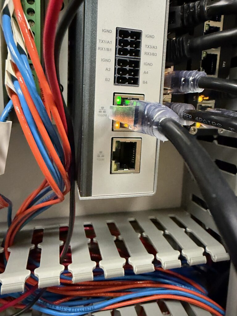Industrial network gateway in a control cabinet with active Ethernet links and serial connections